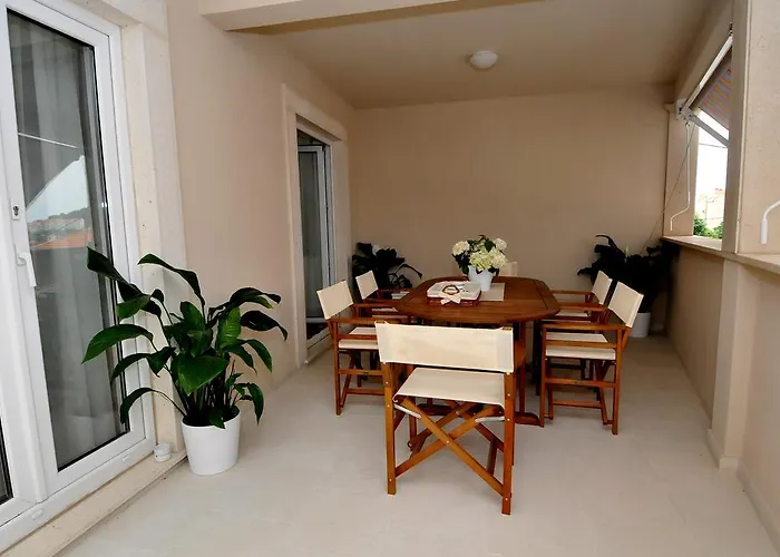 Annette - And Two Bedroom With Parking