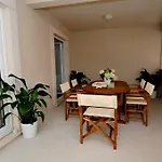 Annette - And Two Bedroom With Parking