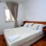 Annette - And Two Bedroom With Parking דוברובניק